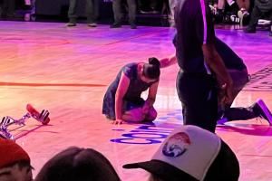 🐐😭顶碗大妈从独轮车摔下左手腕受伤 坐轮椅离场！